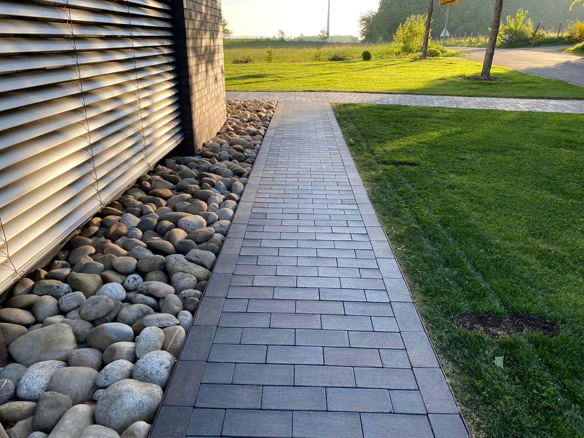 Bild zum Blogpost Pflasterklinker für Terrasse, Gartenwege und Einfahrten – zeitlose Gestaltung mit Charakter