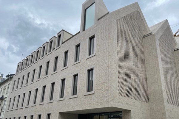 Neubau und Sanierung des historischen Rathauses Brühl - Ein Meisterwerk aus Klinker und Faserbeton!